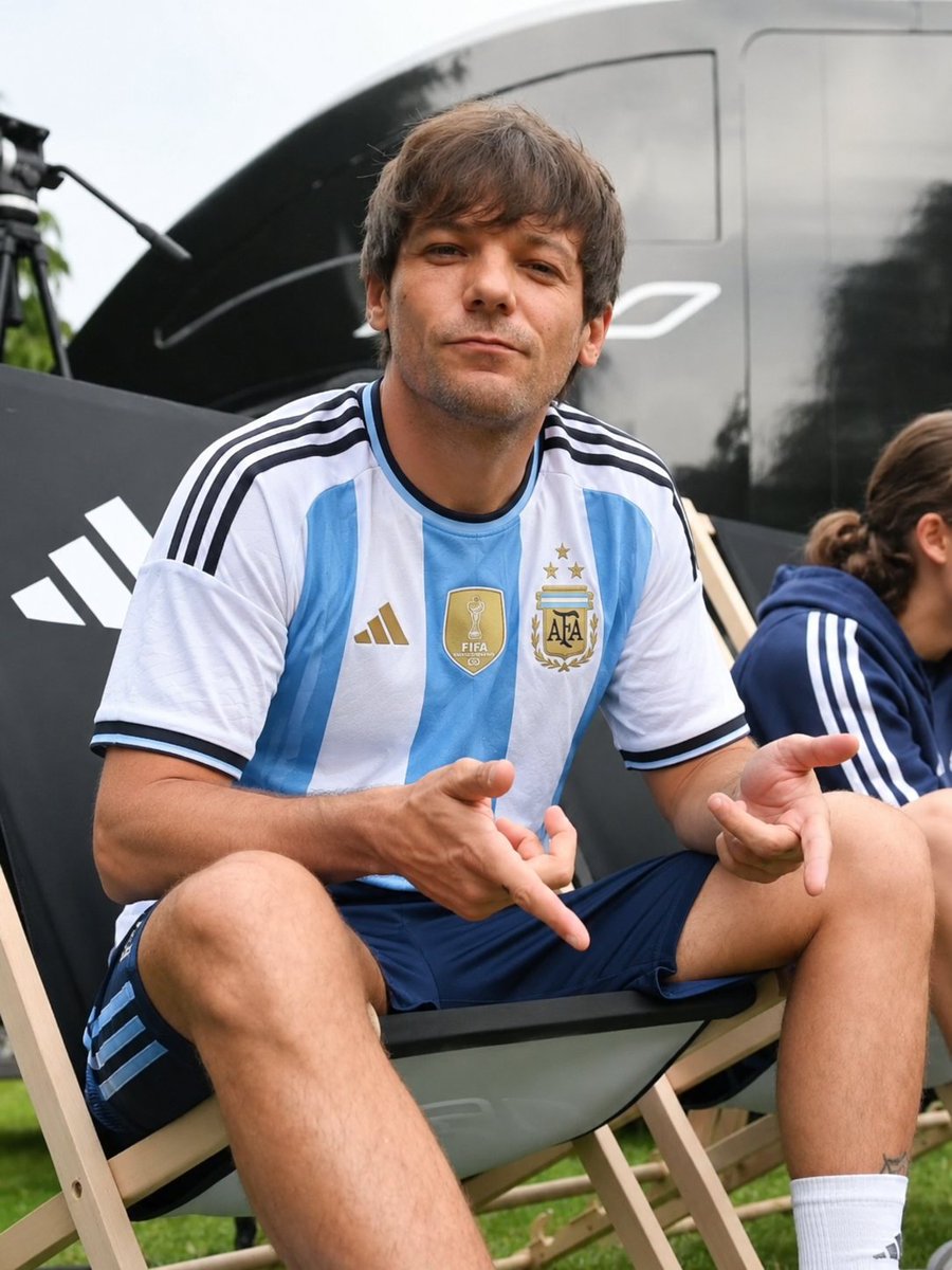 louulvs's tweet photo. lo bien q le queda la casaca de Argentina encima haciendo esos gestos dios todaaaa https://t.co/umCl4VpbsJ