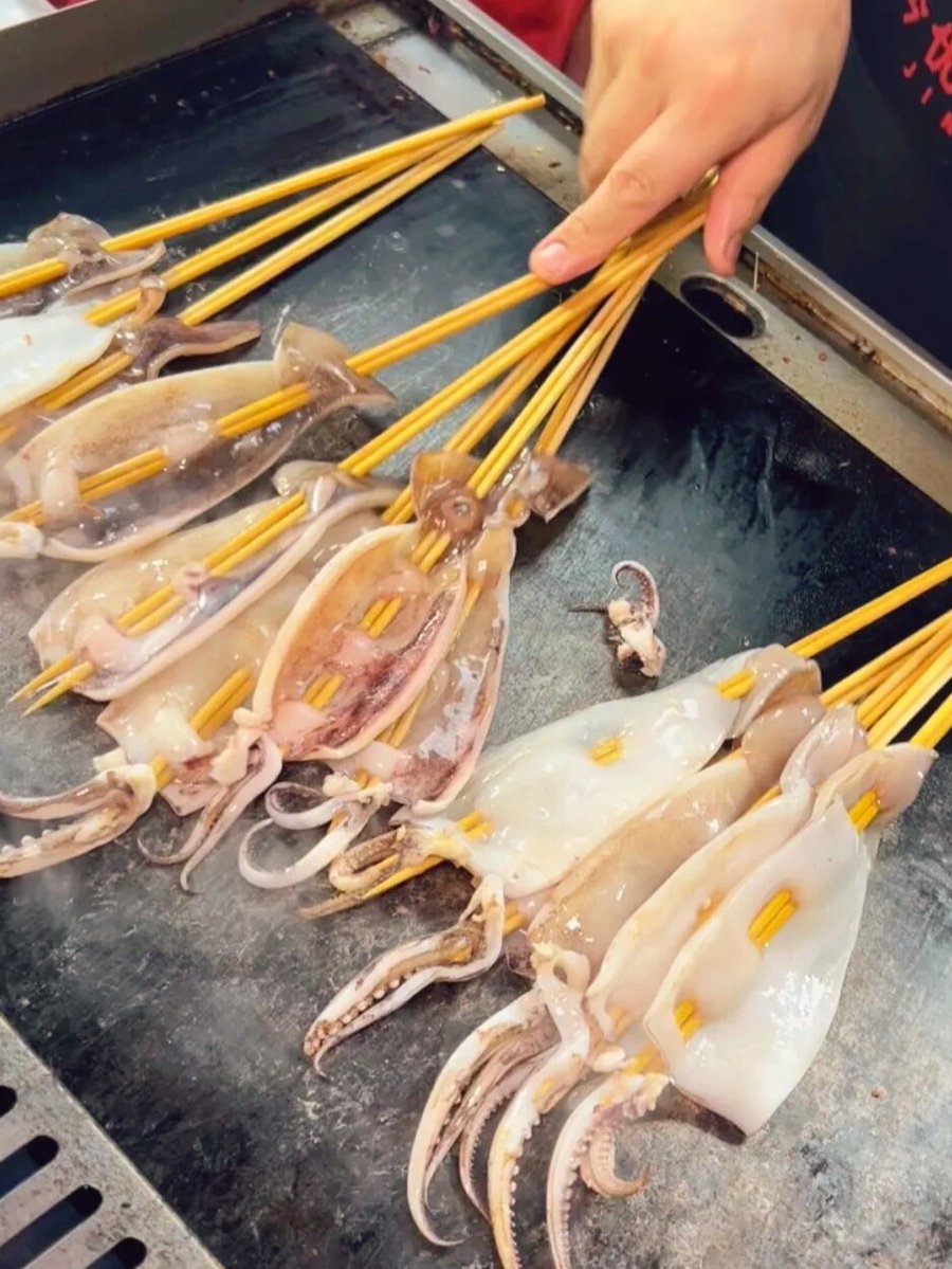 liang533395's tweet photo. Craving late-night street snack  Flavorful crispy fried squid skewers are the perfect pick—hot, savory, and street-side vibe hits different! https://t.co/vLfFu5sfdf