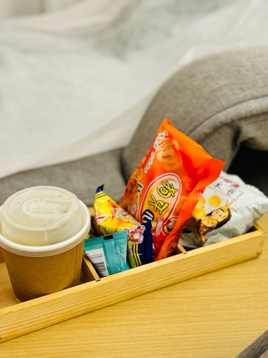 esieq228645's tweet photo. Just shared a bag of crispy matcha rice crackers with my desk mate—suddenly the whole afternoon got way sweeter ， https://t.co/h0QxVIQotL