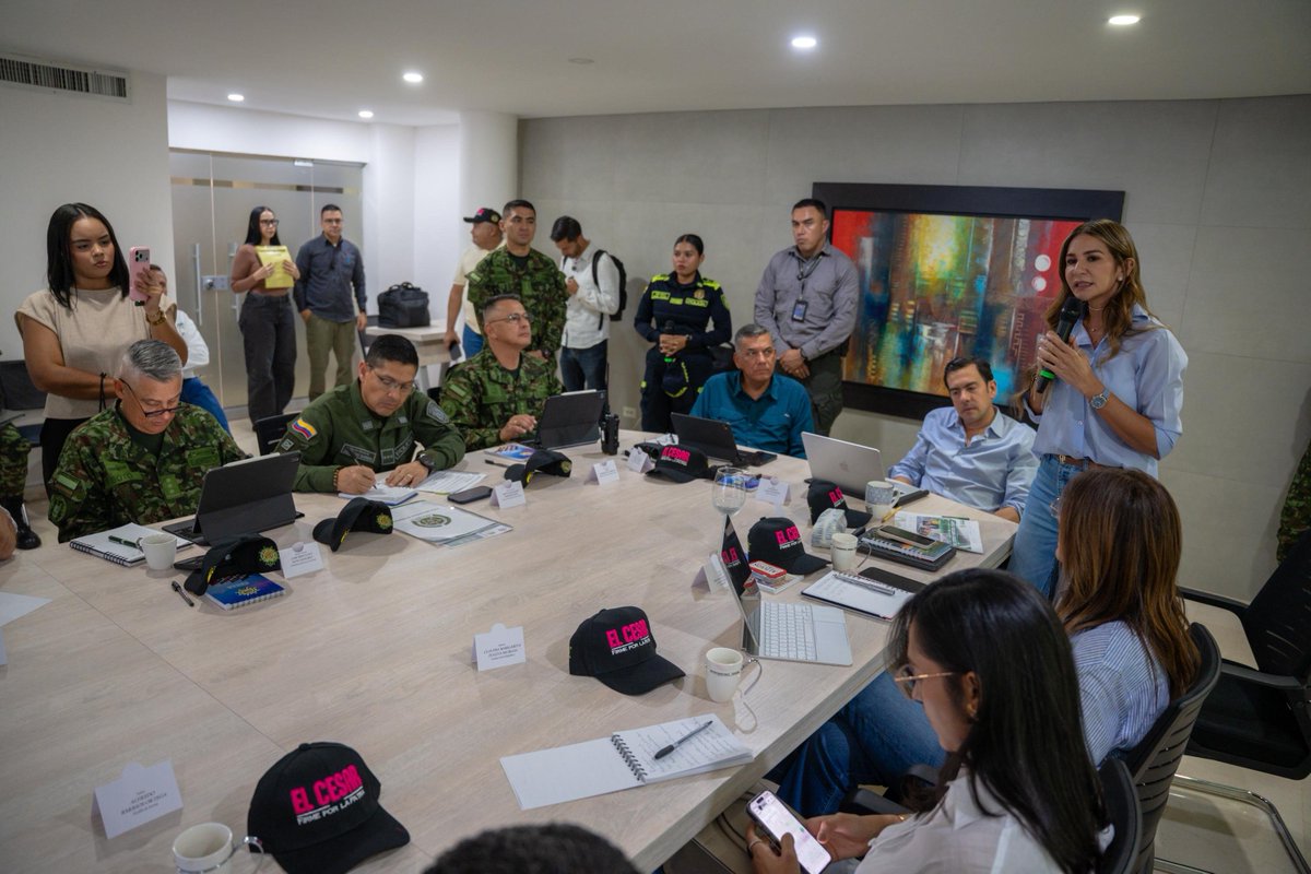 GobdelCesar's tweet photo. ¡Consejo de Seguridad para el centro y norte del Cesar!

Con la presencia de los @mindefensa @generaljmora, @MinInterior @Rodrigo_Lara_, la cúpula de la Fuerza Pública, gobernadora @elviamilenasd y alcaldes del centro y norte del Departamento, se tomaron decisiones de impacto directo para la seguridad del territorio, como lo ha pedido el presidente @ABDELAESPRIELLA.

✅️El Gobierno Nacional priorizará el fortalecimiento de la presencia de la Fuerza Pública en sectores estratégicos del Cesar, especialmente en la zona minera, para prevenir el avance de las organizaciones criminales y proteger a las comunidades y sectores productivos.

✅️Se reforzarán las acciones contra la extorsión, el secuestro y las economías criminales, así como la protección de las cosechas cafeteras.
La estrategia incluye fortalecer la inteligencia, las cámaras de seguridad y los centros de control, para anticiparnos al delito y mejorar la capacidad de respuesta.

🧵