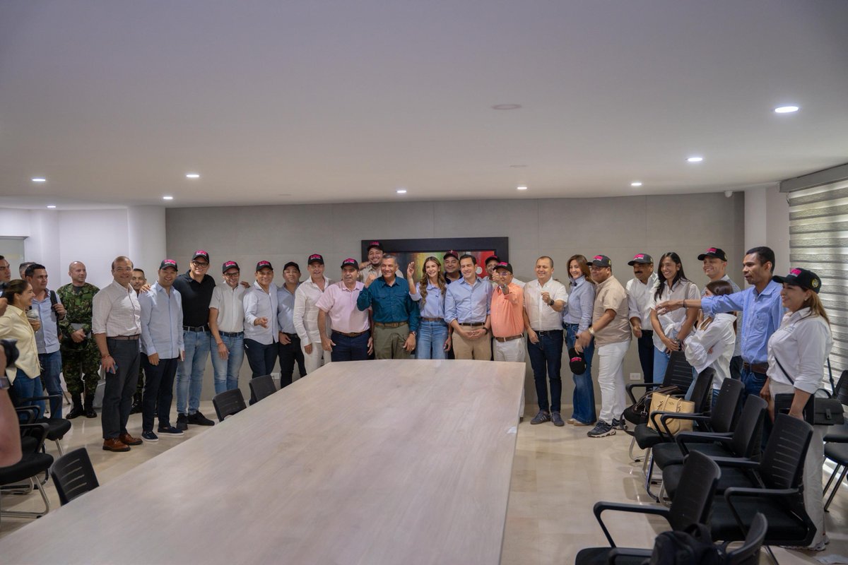 GobdelCesar's tweet photo. ¡Consejo de Seguridad para el centro y norte del Cesar!

Con la presencia de los @mindefensa @generaljmora, @MinInterior @Rodrigo_Lara_, la cúpula de la Fuerza Pública, gobernadora @elviamilenasd y alcaldes del centro y norte del Departamento, se tomaron decisiones de impacto directo para la seguridad del territorio, como lo ha pedido el presidente @ABDELAESPRIELLA.

✅️El Gobierno Nacional priorizará el fortalecimiento de la presencia de la Fuerza Pública en sectores estratégicos del Cesar, especialmente en la zona minera, para prevenir el avance de las organizaciones criminales y proteger a las comunidades y sectores productivos.

✅️Se reforzarán las acciones contra la extorsión, el secuestro y las economías criminales, así como la protección de las cosechas cafeteras.
La estrategia incluye fortalecer la inteligencia, las cámaras de seguridad y los centros de control, para anticiparnos al delito y mejorar la capacidad de respuesta.

🧵