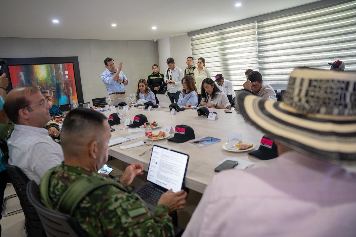 GobdelCesar's tweet photo. ¡Consejo de Seguridad para el centro y norte del Cesar!

Con la presencia de los @mindefensa @generaljmora, @MinInterior @Rodrigo_Lara_, la cúpula de la Fuerza Pública, gobernadora @elviamilenasd y alcaldes del centro y norte del Departamento, se tomaron decisiones de impacto directo para la seguridad del territorio, como lo ha pedido el presidente @ABDELAESPRIELLA.

✅️El Gobierno Nacional priorizará el fortalecimiento de la presencia de la Fuerza Pública en sectores estratégicos del Cesar, especialmente en la zona minera, para prevenir el avance de las organizaciones criminales y proteger a las comunidades y sectores productivos.

✅️Se reforzarán las acciones contra la extorsión, el secuestro y las economías criminales, así como la protección de las cosechas cafeteras.
La estrategia incluye fortalecer la inteligencia, las cámaras de seguridad y los centros de control, para anticiparnos al delito y mejorar la capacidad de respuesta.

🧵