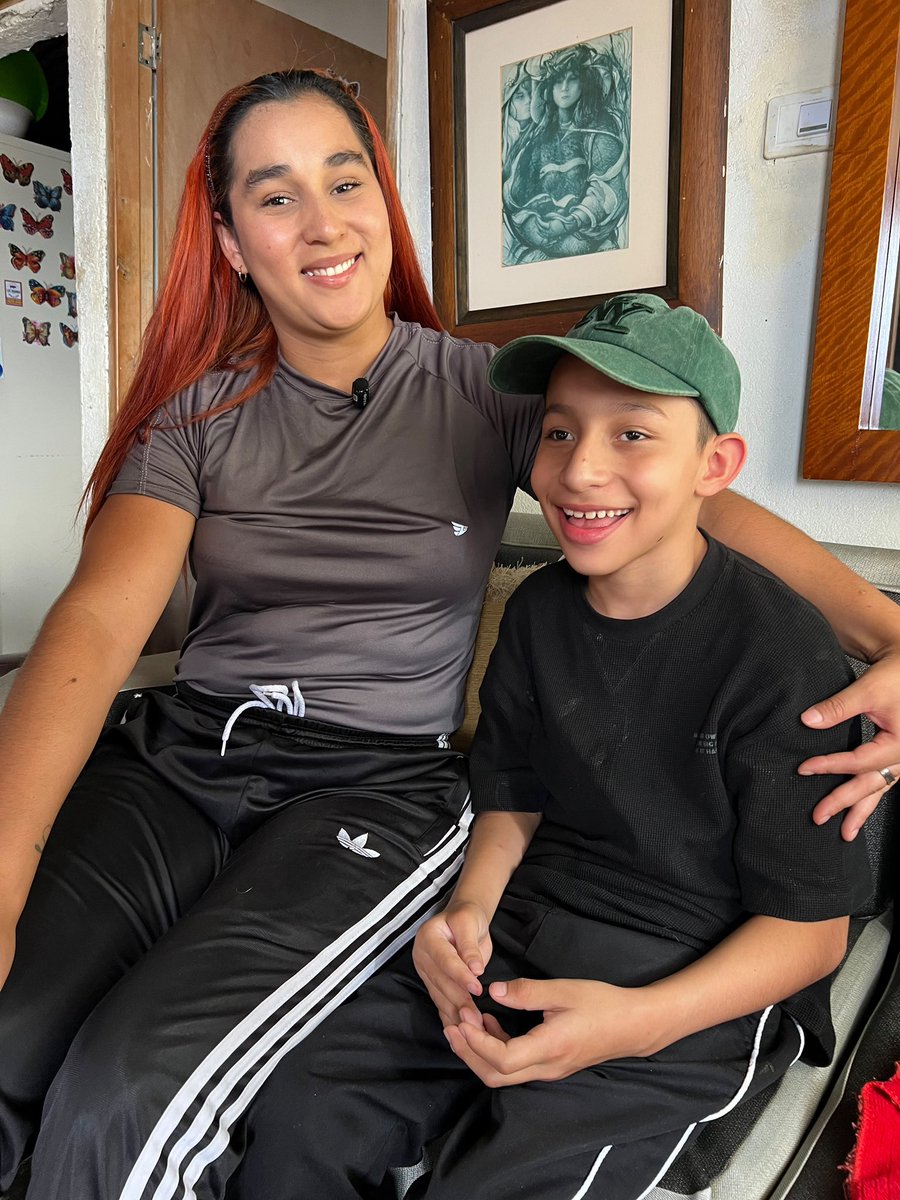 ManuelVillaMe's tweet photo. Erika no necesita que le regalen nada. Necesitaba una oportunidad. 💙

Vive en el Popular y salir a trabajar significa bajar la loma cargando a su hijo, que no puede caminar.

Por eso, desde Parceros que Suman, le entregamos una máquina de coser, una fileteadora, telas e insumos para que pueda trabajar desde casa.

También tendrá formación del SENA y nuevas oportunidades laborales.

Queremos que pueda generar sus propios ingresos y sacar adelante a su familia. 🙌🏼👏🏼