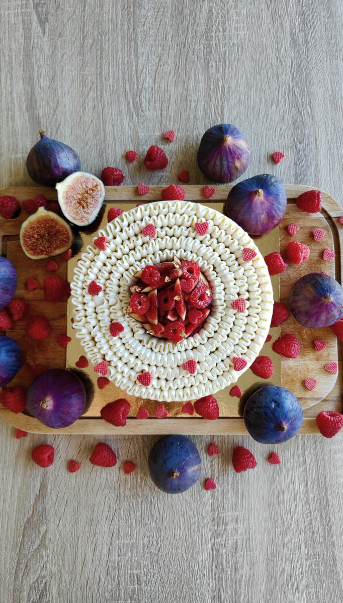 S_Flrs's tweet photo. Figuier framboise ! 👩🏻‍🍳💜❤️ 

Trop contente de trouver des figues ! Et avec la framboise c'est vraiment trop bon ! https://t.co/syYFA7KsTk