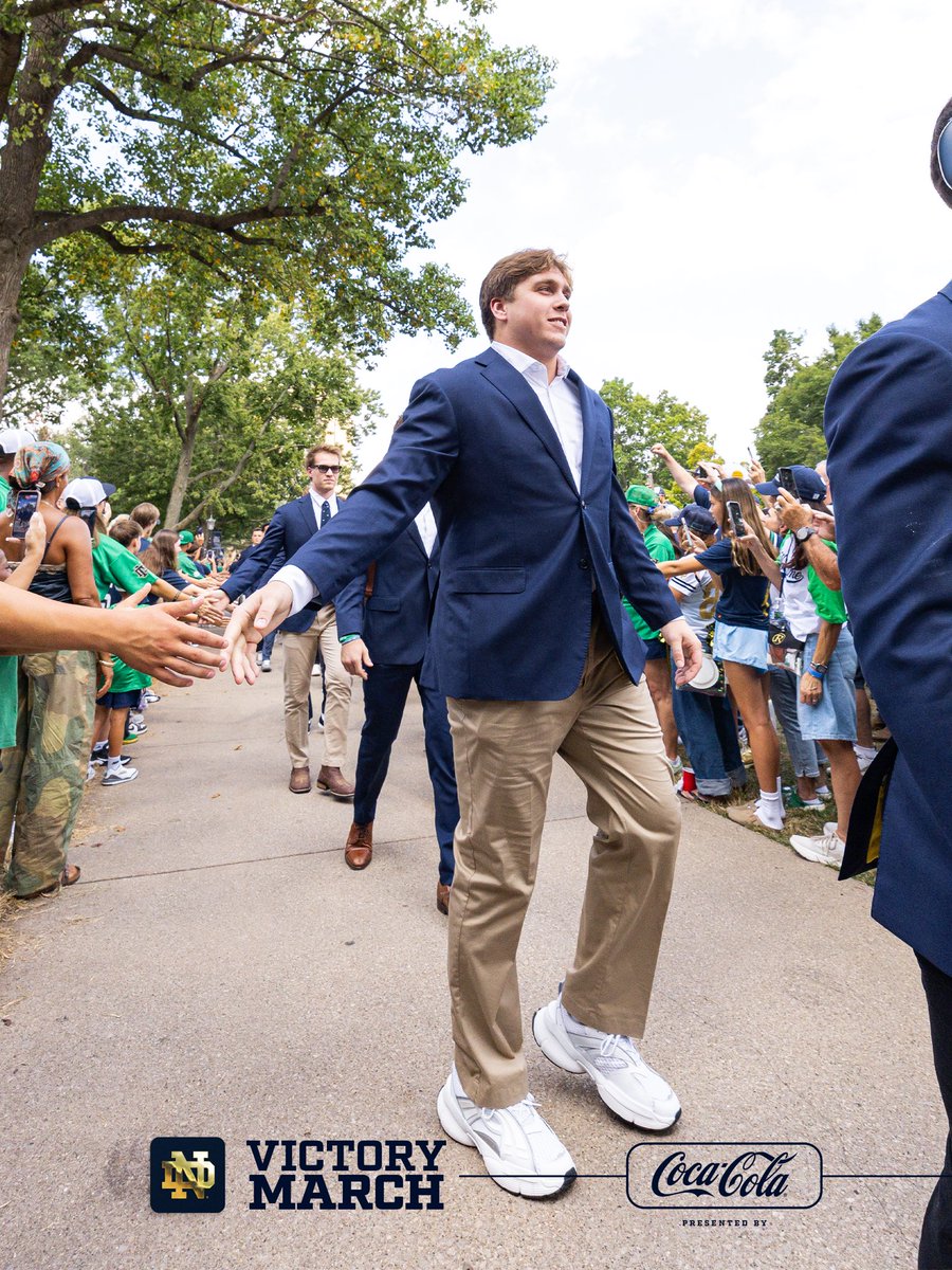 NDFootball's tweet photo. First Victory March of the year ☘️

#GoIrish☘️ | @CocaCola https://t.co/sO9deetXHz