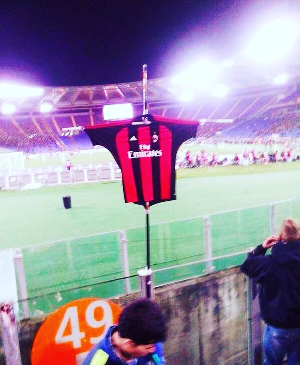 ErFrancese_'s tweet photo. #Lotito il doit adorer l'ambiance 🐷🤡
#Vendievattene #lotitoout #liberalalazio

#LazioMilan #UltrasLazio #Ultras #sslazio #Lazio https://t.co/9XmMJS1epf