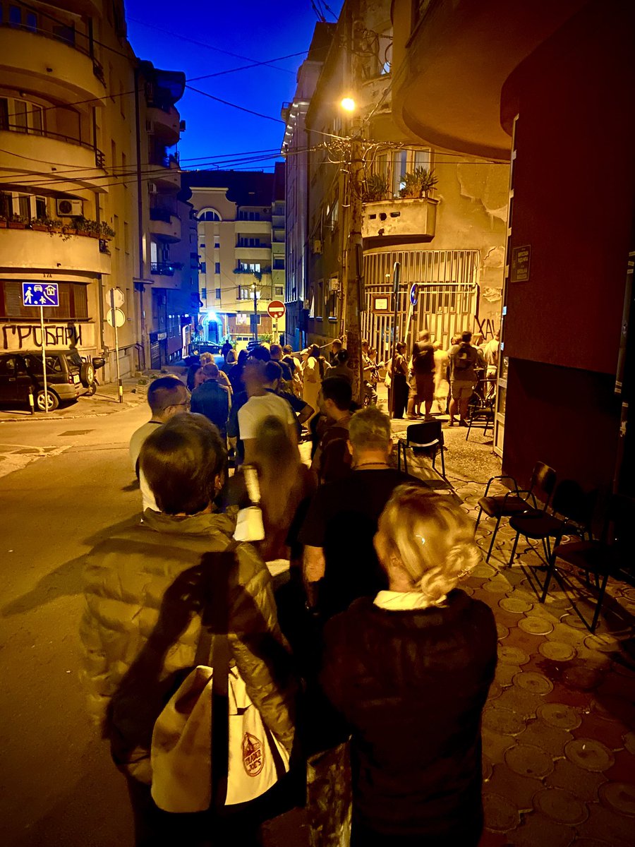 asomakumbrother's tweet photo. Palilula 20h…još 150 ljudi čeka da potpise Studentsku listu 💪💪 https://t.co/tMy3D7ueoX