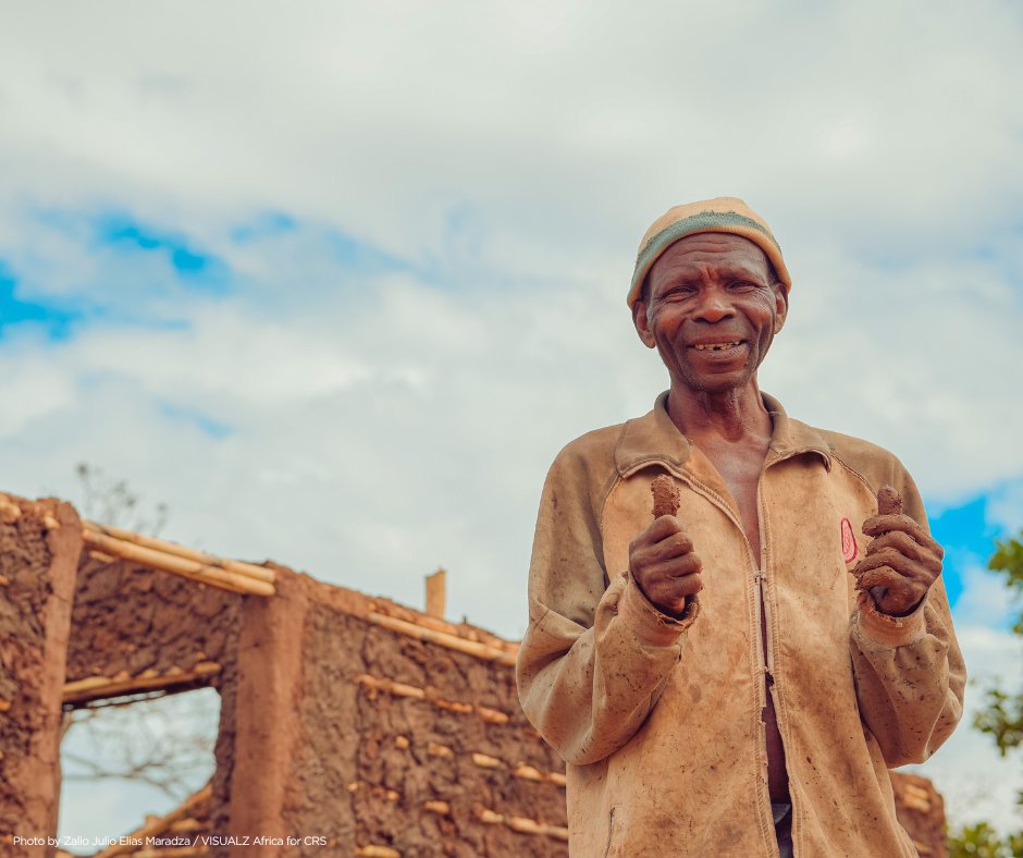 CatholicRelief's tweet photo. In Mozambique, families displaced by conflict receive emergency shelter materials to repair &amp; rebuild damaged homes, w/ household water &amp; hygiene kits &amp; hygiene promotion sessions. Funded by the Mozambique Humanitarian Fund (MHF).
@OCHAFunds
@UNOCHA
@UNOCHA_ROSEA https://t.co/RdAAcArsX4