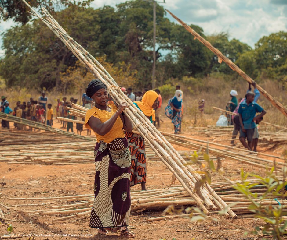 CatholicRelief's tweet photo. In Mozambique, families displaced by conflict receive emergency shelter materials to repair &amp; rebuild damaged homes, w/ household water &amp; hygiene kits &amp; hygiene promotion sessions. Funded by the Mozambique Humanitarian Fund (MHF).
@OCHAFunds
@UNOCHA
@UNOCHA_ROSEA https://t.co/RdAAcArsX4