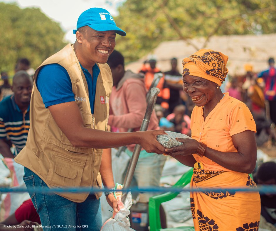 CatholicRelief's tweet photo. In Mozambique, families displaced by conflict receive emergency shelter materials to repair &amp; rebuild damaged homes, w/ household water &amp; hygiene kits &amp; hygiene promotion sessions. Funded by the Mozambique Humanitarian Fund (MHF).
@OCHAFunds
@UNOCHA
@UNOCHA_ROSEA https://t.co/RdAAcArsX4