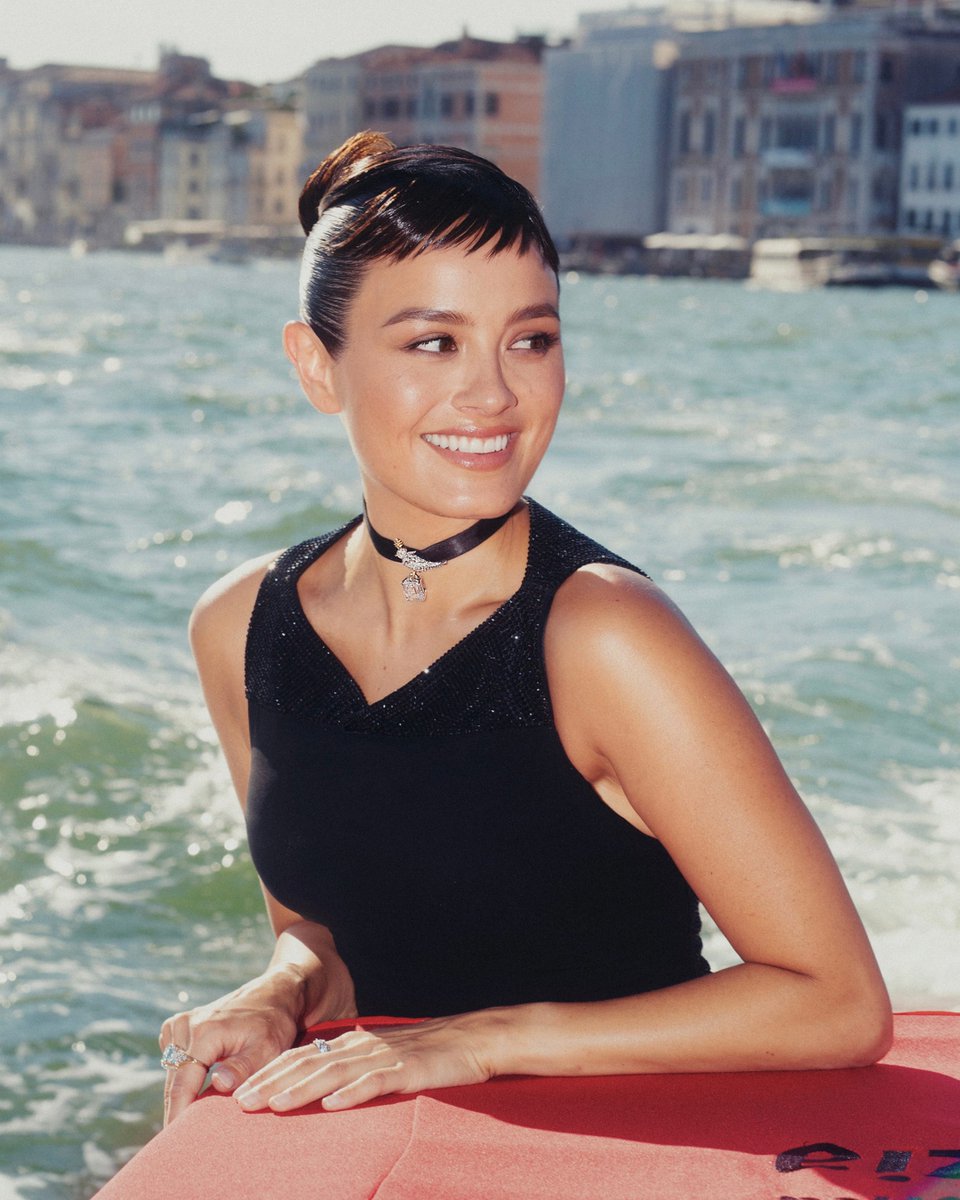 TiffanyAndCo's tweet photo. House ambassador Chase Sui Wonders offers a new take on a House emblem, wearing a Bird on a Rock by Tiffany brooch with a diamond of over 13 carats as a choker during the 83rd Venice International Film Festival. She also wears a Jean Schlumberger by Tiffany Ailsa ring in 18k gold and platinum with an aquamarine of over 8 carats and diamonds along with a Bird on a Rock by Tiffany Wings ring in platinum with diamonds. 

#TiffanyAndCo #TiffanyHighJewelry
