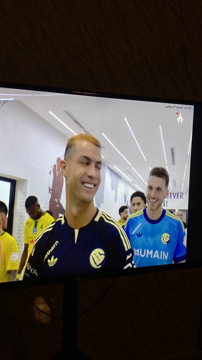 eevllp's tweet photo. اضحك وريني عيونك وريني سنونك يالبورتوغيز🥺 https://t.co/ZFUqu71goJ