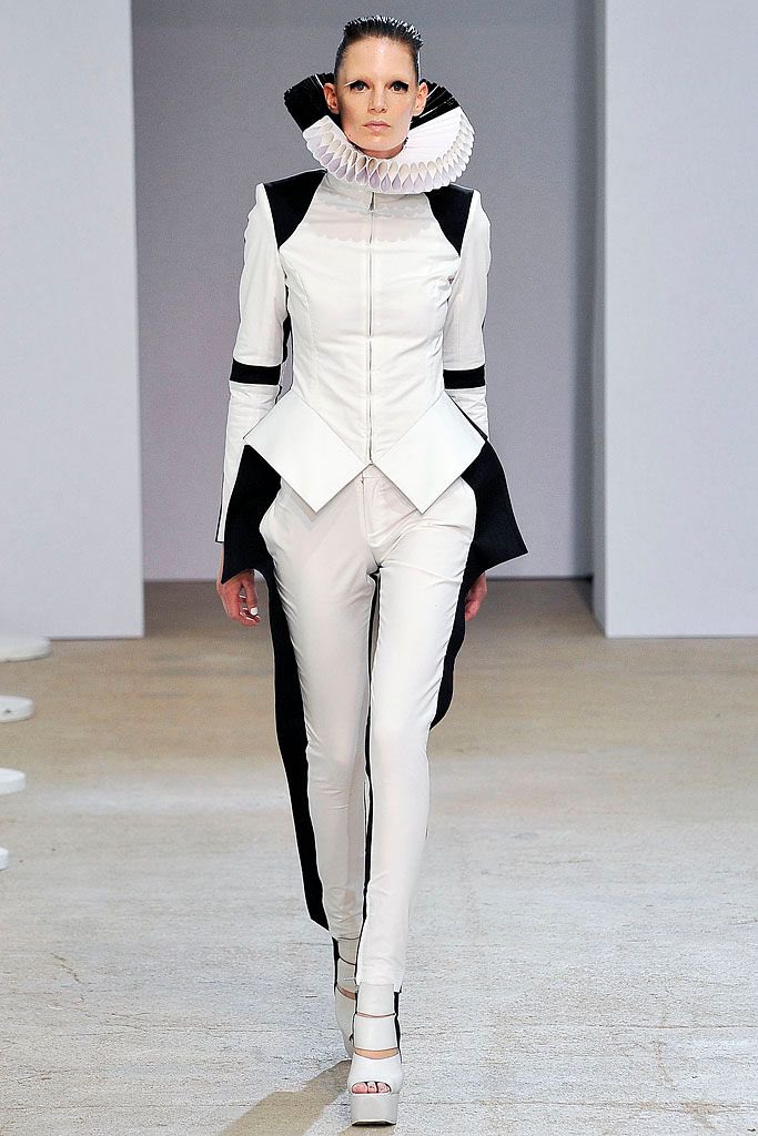 nae__paris's tweet photo. Rihanna wearing Gareth Pugh S/S 2009 https://t.co/yKQQpDnZRZ
