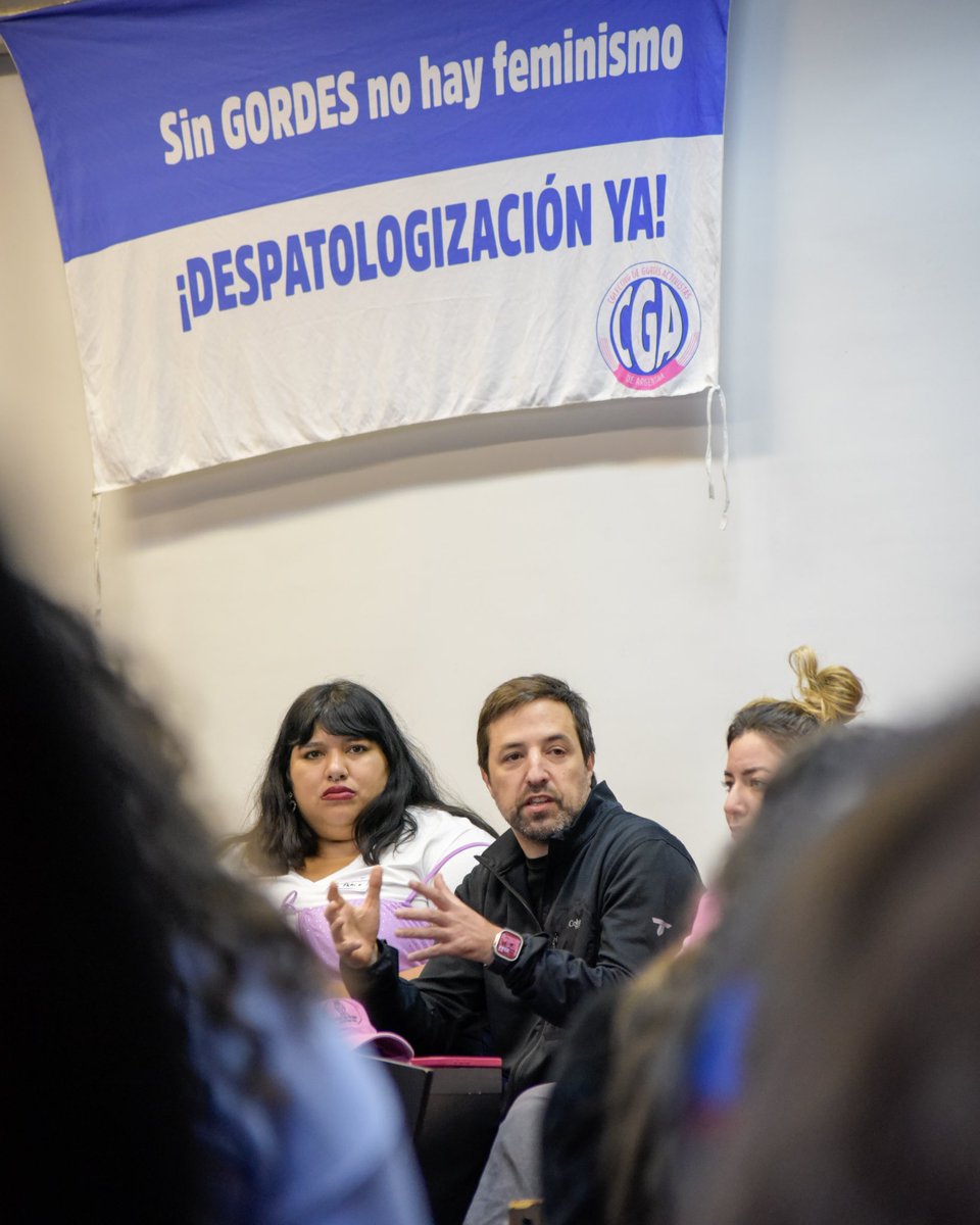 nkreplak's tweet photo. Participamos del 6to Encuentro Plurinacional de Gordes, un espacio que pone en agenda debates que también interpelan profundamente al sistema de salud. Gracias a su organización y participantes, por la militancia y debate que nos obliga, especialmente a quienes tenemos responsabilidades de gestión, a escuchar, reflexionar y revisar nuestras propias prácticas.

Necesitamos aprender nuevas maneras de mirar la salud. Pensar los cuerpos y sus contextos, discutir la patologización y la medicalización, e investigar para incorporar otras variables que nos permitan comprender la salud de las personas sin tener al peso como única medida.

Construir un sistema de salud más justo también implica animarnos a revisar nuestras propias miradas, reconocer sus sesgos y transformarlas.