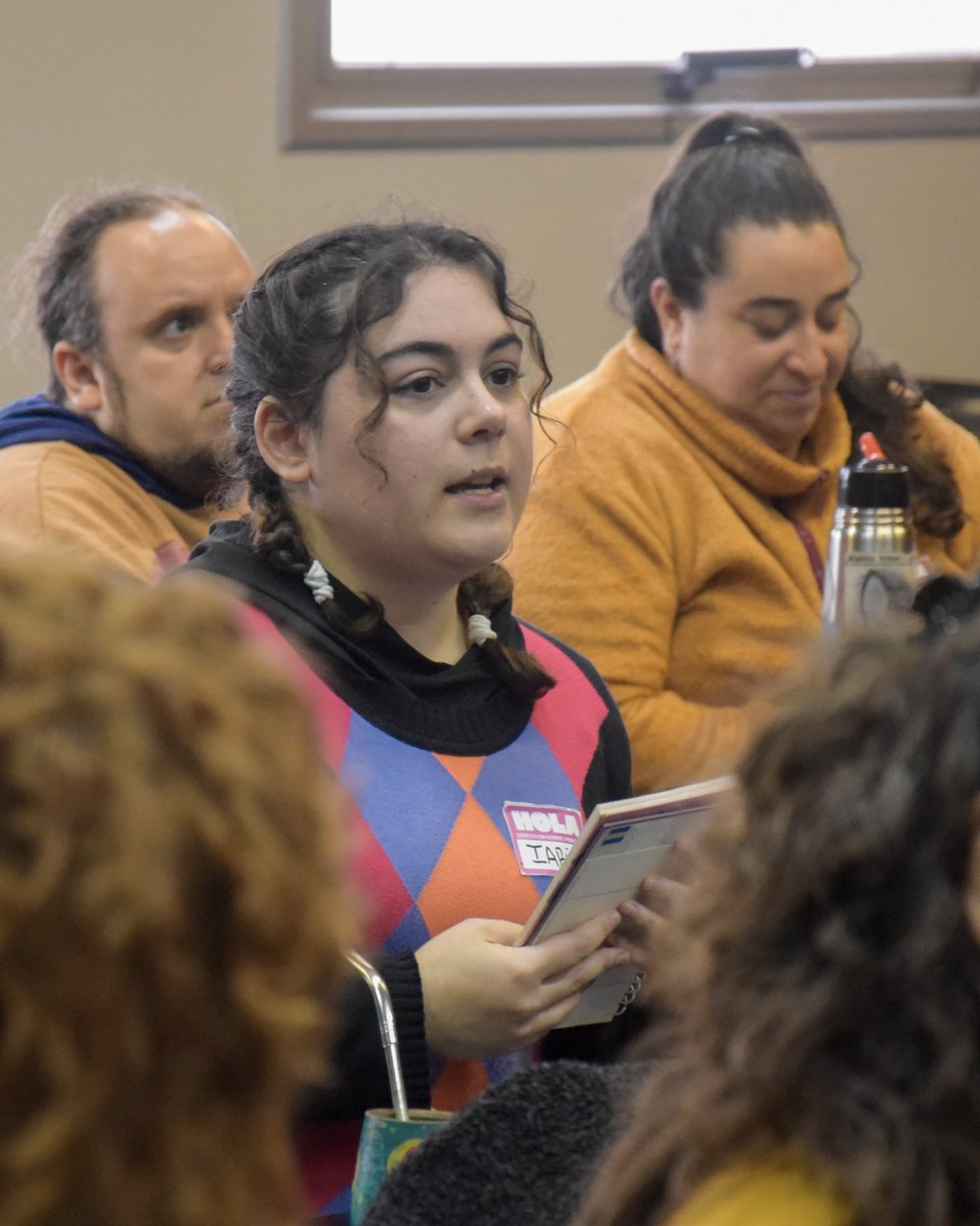 nkreplak's tweet photo. Participamos del 6to Encuentro Plurinacional de Gordes, un espacio que pone en agenda debates que también interpelan profundamente al sistema de salud. Gracias a su organización y participantes, por la militancia y debate que nos obliga, especialmente a quienes tenemos responsabilidades de gestión, a escuchar, reflexionar y revisar nuestras propias prácticas.

Necesitamos aprender nuevas maneras de mirar la salud. Pensar los cuerpos y sus contextos, discutir la patologización y la medicalización, e investigar para incorporar otras variables que nos permitan comprender la salud de las personas sin tener al peso como única medida.

Construir un sistema de salud más justo también implica animarnos a revisar nuestras propias miradas, reconocer sus sesgos y transformarlas.