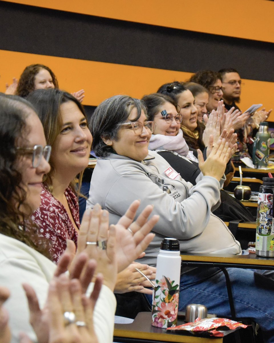 nkreplak's tweet photo. Participamos del 6to Encuentro Plurinacional de Gordes, un espacio que pone en agenda debates que también interpelan profundamente al sistema de salud. Gracias a su organización y participantes, por la militancia y debate que nos obliga, especialmente a quienes tenemos responsabilidades de gestión, a escuchar, reflexionar y revisar nuestras propias prácticas.

Necesitamos aprender nuevas maneras de mirar la salud. Pensar los cuerpos y sus contextos, discutir la patologización y la medicalización, e investigar para incorporar otras variables que nos permitan comprender la salud de las personas sin tener al peso como única medida.

Construir un sistema de salud más justo también implica animarnos a revisar nuestras propias miradas, reconocer sus sesgos y transformarlas.