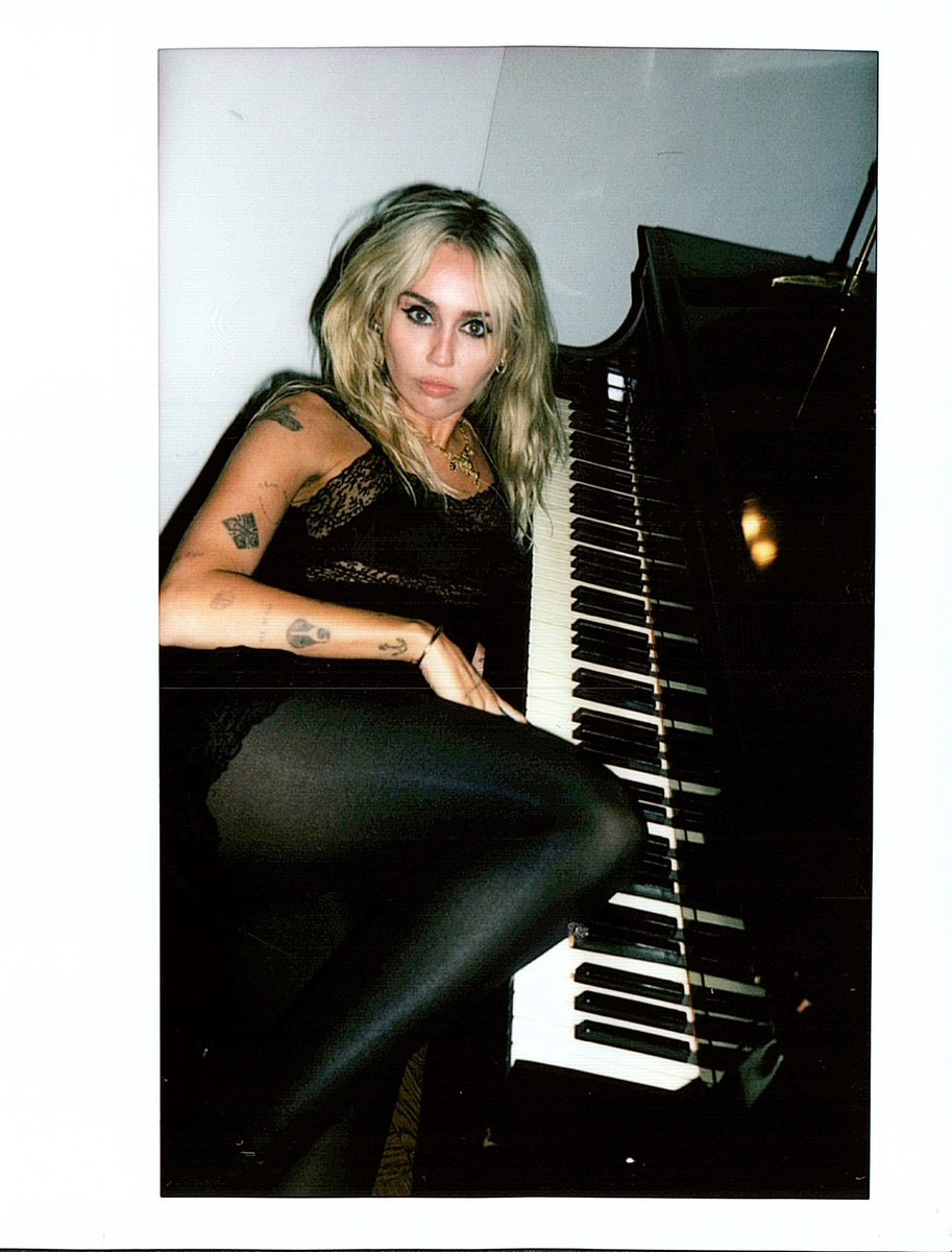 miley's tweet photo. BP remixx was hitting at my Chateau party…made me think I should drop it next! ❤️ https://t.co/S2DGgPBw1m