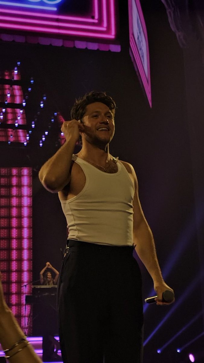 stillnjh's tweet photo. NIALL LOOKS ALWAYS SO HAPPY ON STAGE (REMINDER WE WILL BE SEEING THIS AGAIN IN LESS THAN TWO WEEKS) https://t.co/wvMhof6oFp