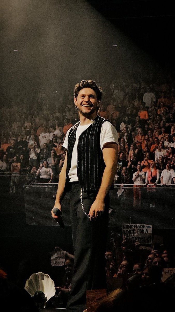 stillnjh's tweet photo. NIALL LOOKS ALWAYS SO HAPPY ON STAGE (REMINDER WE WILL BE SEEING THIS AGAIN IN LESS THAN TWO WEEKS) https://t.co/wvMhof6oFp