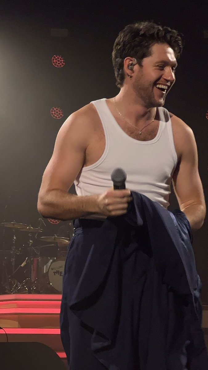 stillnjh's tweet photo. NIALL LOOKS ALWAYS SO HAPPY ON STAGE (REMINDER WE WILL BE SEEING THIS AGAIN IN LESS THAN TWO WEEKS) https://t.co/wvMhof6oFp