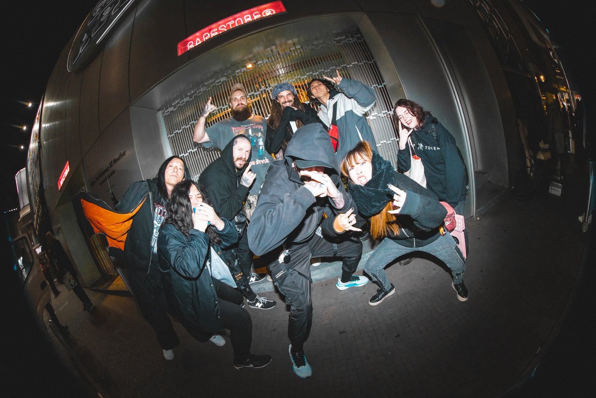 TidebringerCA's tweet photo. @Omatsu911 初めてあなたのバンドを見たとき、もう卒業したと思っていたはずなのに、思わずモッシュしてしまいました。それ以来の友人ですね。お誕生日おめでとう！

SUGOI FRIENDSHIPPU https://t.co/s4J7XNBCOn