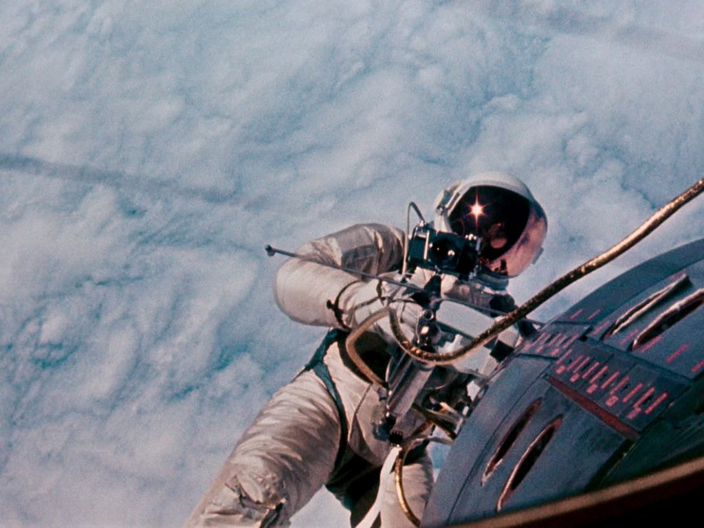 6ixImmortal's tweet photo. for all mankind (1989) 
dir. al reinert https://t.co/KXqow5QJlW