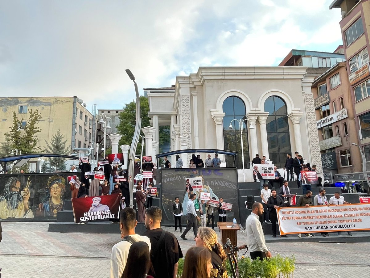 abdlslamozarsln's tweet photo. Van Furkan gönüllüleri olarak hocamız ve kardeşlerimiz serbest bırakılana kadar meydanlarda zulmü dile getirmeye devam edeceğiz 

Ozgürlük IçinMeydandayız
FurkanGönüllülerine Ozgürlük https://t.co/WBZW8CcRG3