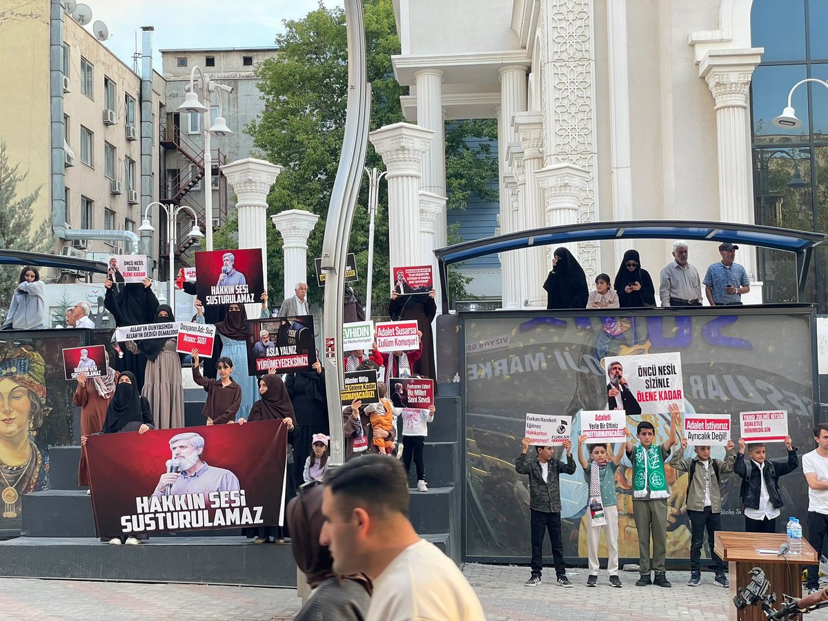 abdlslamozarsln's tweet photo. Van Furkan gönüllüleri olarak hocamız ve kardeşlerimiz serbest bırakılana kadar meydanlarda zulmü dile getirmeye devam edeceğiz 

Ozgürlük IçinMeydandayız
FurkanGönüllülerine Ozgürlük https://t.co/WBZW8CcRG3