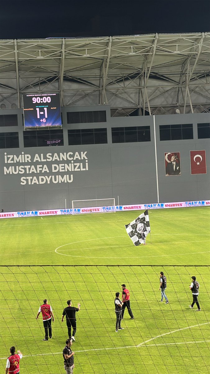 EFENDI1914's tweet photo. Sen küçücüğüm çaldırcam sanırsın ev sahibi maçta sahanın ortasına bayrağı dikerler 😆😆 https://t.co/5y1rleBp0Z