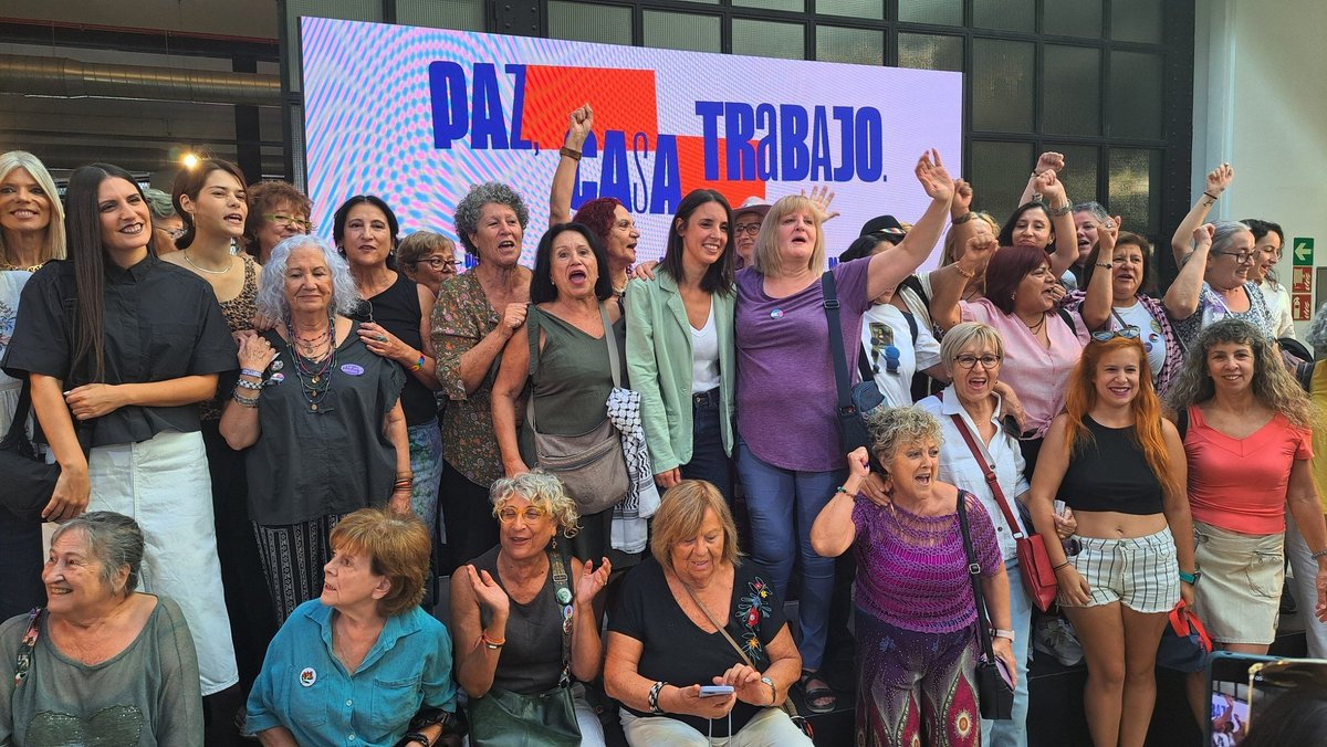 Podemos_CMad's tweet photo. Hoy hemos celebrado un acto para defender tres derechos fundamentales: 🕊️ paz, 🏠 una casa digna y ✊ un trabajo con derechos.

Porque una vida digna no debería ser un privilegio, sino una realidad para todas y todos.

#Paz #Casa #Trabajo https://t.co/U4jZkpJSQA