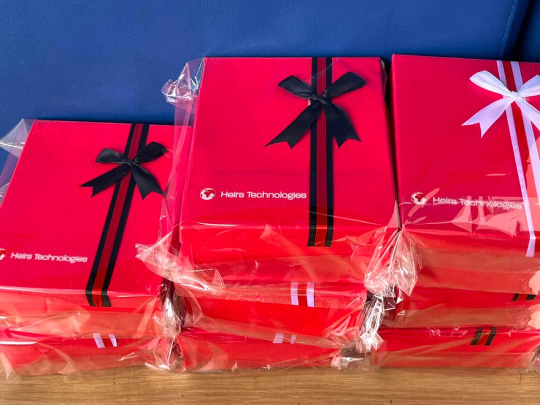 IsholaSamiat's tweet photo. Guyssss
I’ve had a Gift Curation business for years now and I never posted it on here.

I’d post samples of it and I’d appreciate retweet and patronage.

Please text this Number if you are interested in gifting your loved ones or have plans to gift your employees this December.
07087631204.