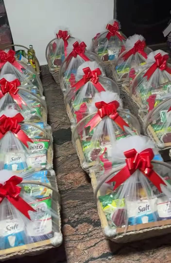 IsholaSamiat's tweet photo. Guyssss
I’ve had a Gift Curation business for years now and I never posted it on here.

I’d post samples of it and I’d appreciate retweet and patronage.

Please text this Number if you are interested in gifting your loved ones or have plans to gift your employees this December.
07087631204.