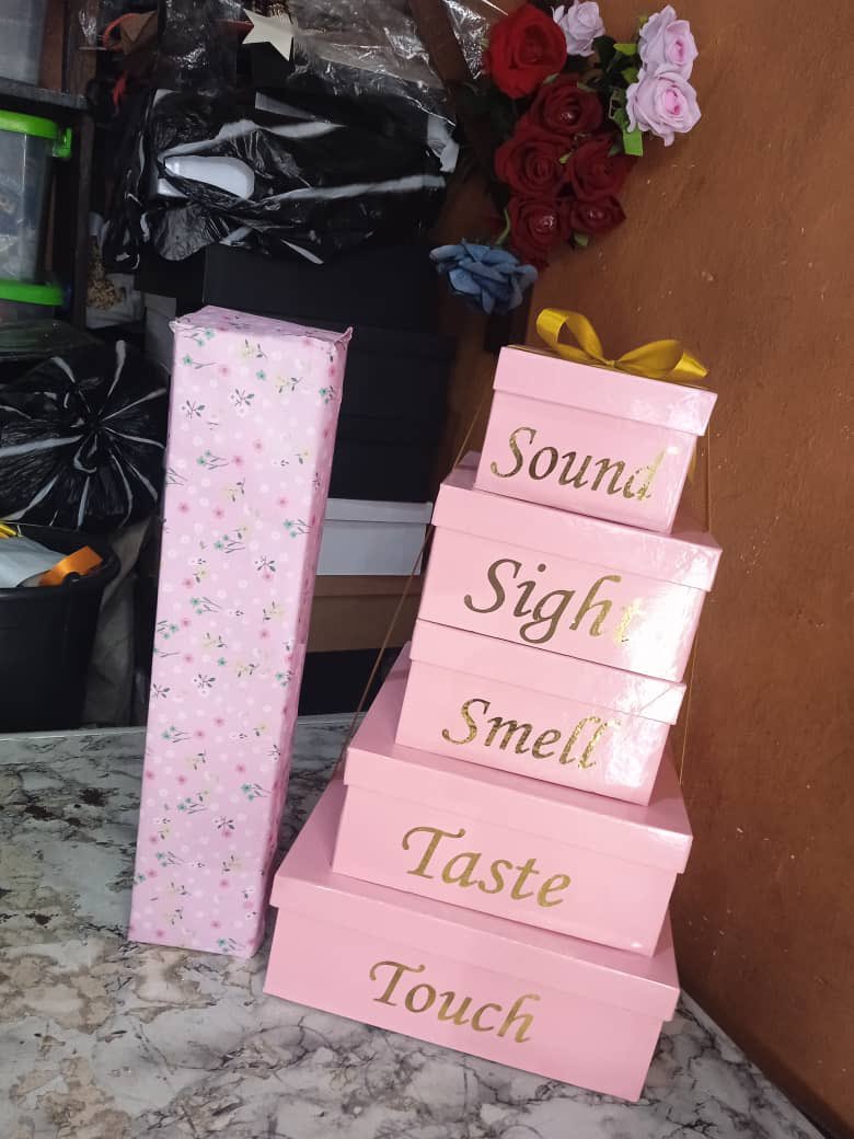 IsholaSamiat's tweet photo. Guyssss
I’ve had a Gift Curation business for years now and I never posted it on here.

I’d post samples of it and I’d appreciate retweet and patronage.

Please text this Number if you are interested in gifting your loved ones or have plans to gift your employees this December.
07087631204.