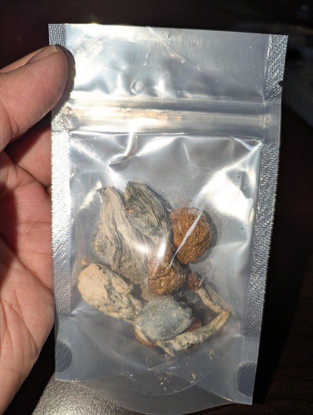 ScotWalkerbg's tweet photo. Safe to consume? Looking for advice #drugtwt https://t.co/b7taroo5Hm