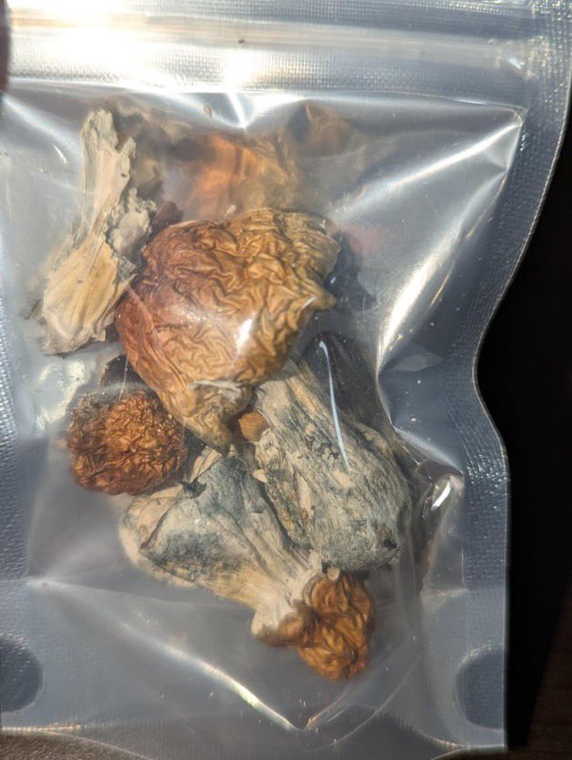 ScotWalkerbg's tweet photo. Safe to consume? Looking for advice #drugtwt https://t.co/b7taroo5Hm