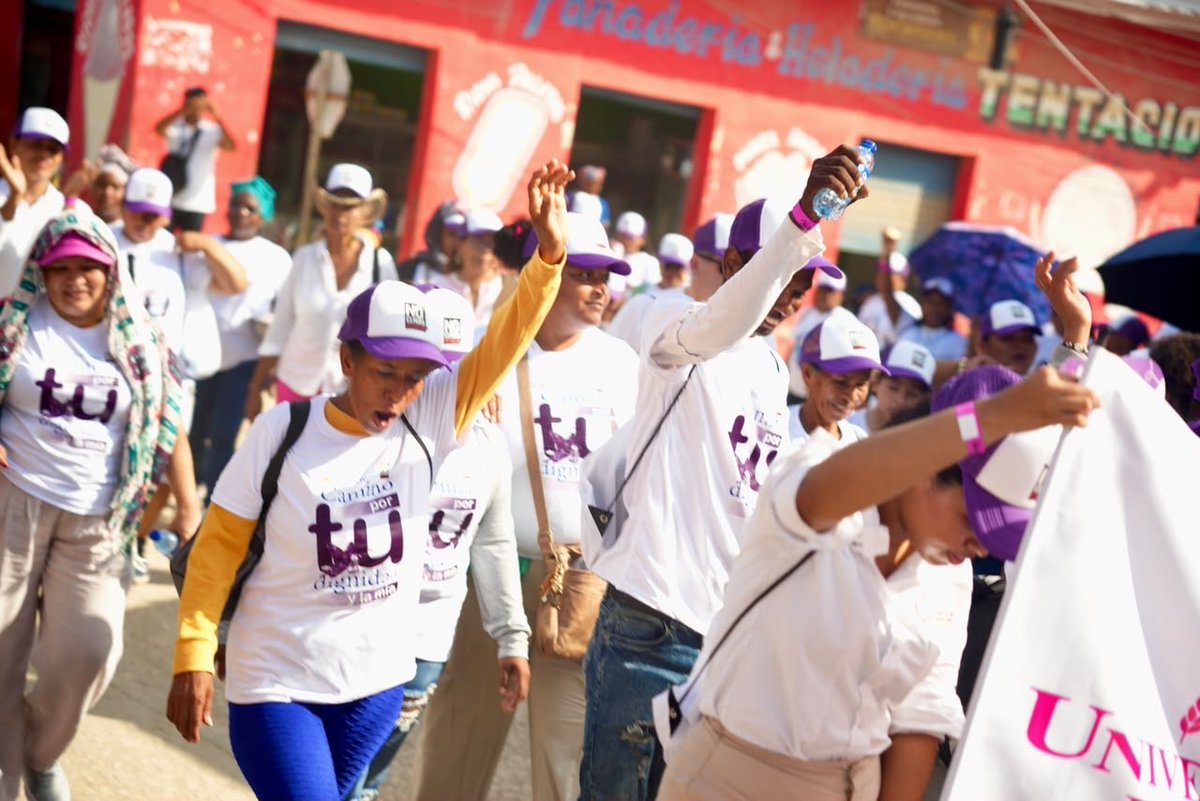 GobDeBolivar's tweet photo. 26 años después, las mujeres sobrevivientes de Mampuján vuelven a caminar simbólicamente hacia su territorio. 💜

Acompañamos este recorrido para honrar su memoria, reconocer su valentía y reafirmar nuestro compromiso con la dignidad, la reparación y la no repetición. https://t.co/0zCtFfotP7