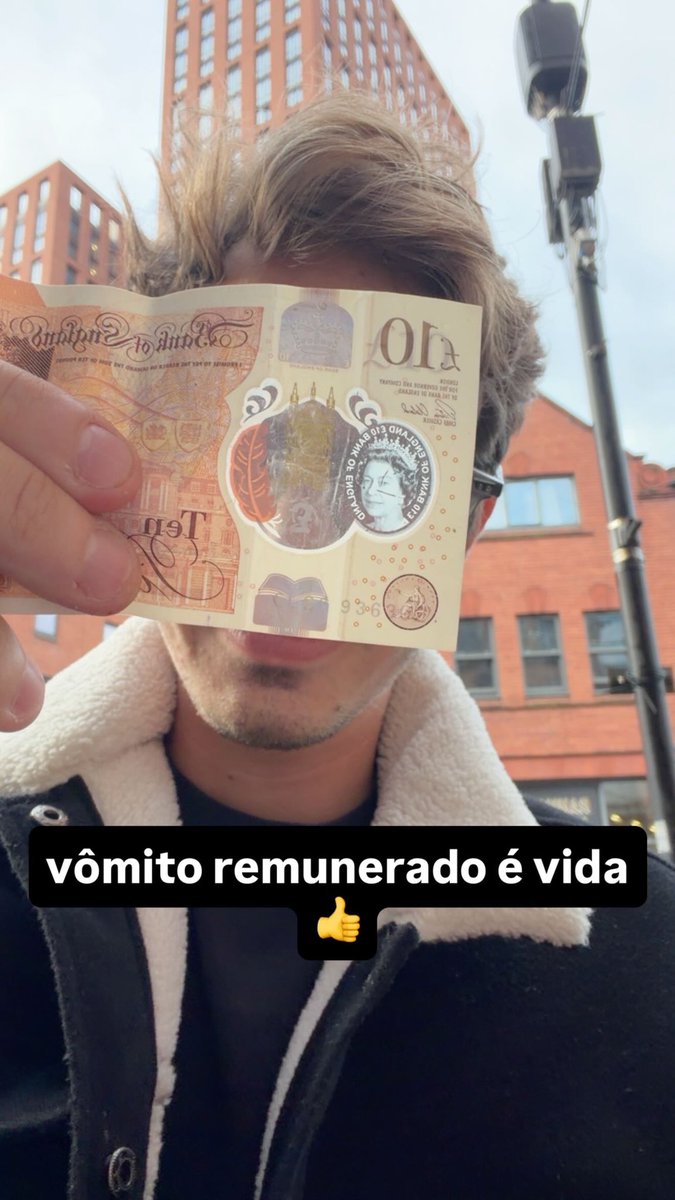 _pedroramiro's tweet photo. -Entrei num PUB em Manchester pra lavar a mão

-No banheiro, um bêbado entra do nada e vomita na minha calça

-Ele me dá 10 pounds pra compensar 

-Pra pedir bençãos depois disso, fui visitar a Cathedral de Manchester

-Tava fechada porque alguém jogou ácido na cara do outro

ESTOU APENAS HÁ 6 HORAS EM MANCHESTER
