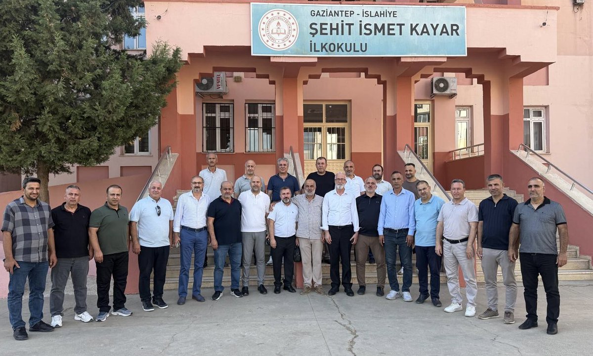MehmetDemirEBS's tweet photo. Güçlü birliktelik, güçlü teşkilat…

Yeni ufuklara emin adımlarla yürürken bugün Abdurrahman Örnek, Nurullah Tekataş ve kıymetli başkanlarımızla birlikte Nurdağı ve İslahiye ilçe yönetimlerimizi ziyaret ettik…

Sendikal mücadelemiz, gündemimiz ve yarınlarımız üzerine verimli istişarelerde bulunduk…

Sözde değil, özde saha mücadelemize devam ediyoruz. Konfor alanımızdan çıkarak, her daim sahada ve üyelerimizin yanında olmanın kararlılığıyla durmadan çalışmaya devam edeceğiz…

Biz birlikte güçlüyüz…@aornek1 @NurullahTekatas @GsHudavendigar @cihantaburoglu @MadKilis @cumaalikiraz @MTaskesen @nejdet_27 @SadkBikin299685 @tankiz01 @44Umitcetin @ZekeriyaKesirik @tunc_bestami @fatmakaraoglan_ @bilgin_elhan @SuzanPala758