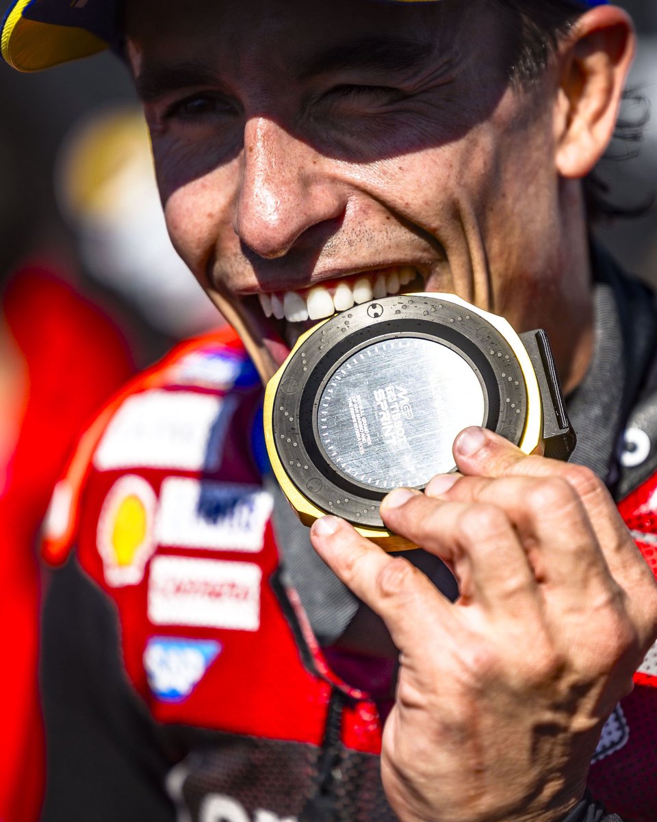 RuizSantaclara's tweet photo. De verdad creo que mucha gente no es consciente de lo que estamos viviendo con este hombre, esto ya no es cuestión de ser fan o no de Marc Márquez, es que lo que está haciendo y la manera de hacerlo es para que se os quede a todos grabado en la cabeza, disfrútalo porque está pasando en una época en la que estás vivo, pasará mucho hasta ver a otro igual.