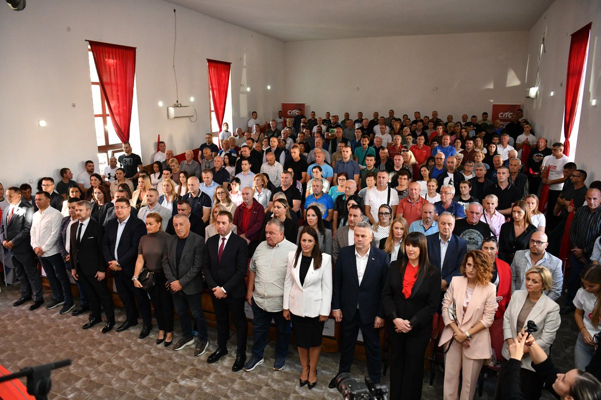 SelakG's tweet photo. Шипово је показало снагу заједништва, повјерења и подршке политици која зна шта жели за Републику Српску. 💪🏻

У Шипову је одржана трибина Социјалистичке партије Српске, на којој су представљени кандидати за Народну скупштину Републике Српске и Представнички дом Парламентарне скупштине БиХ, али и јасна политика коју заједно представљамо грађанима.

Породица, правда и понос нису само ријечи. То су вриједности које нас окупљају и темељ политике којом желимо да наставимо да јачамо Републику Српску.

СПС има људе који знају шта желе, јасне политике и одговорност да своју ријеч претворе у дјела.

Хвала Шипову на повјерењу, подршци и енергији. Идемо заједно, снажно и поносно, за јачу Републику Српску. 🫱🏻‍🫲🏼
