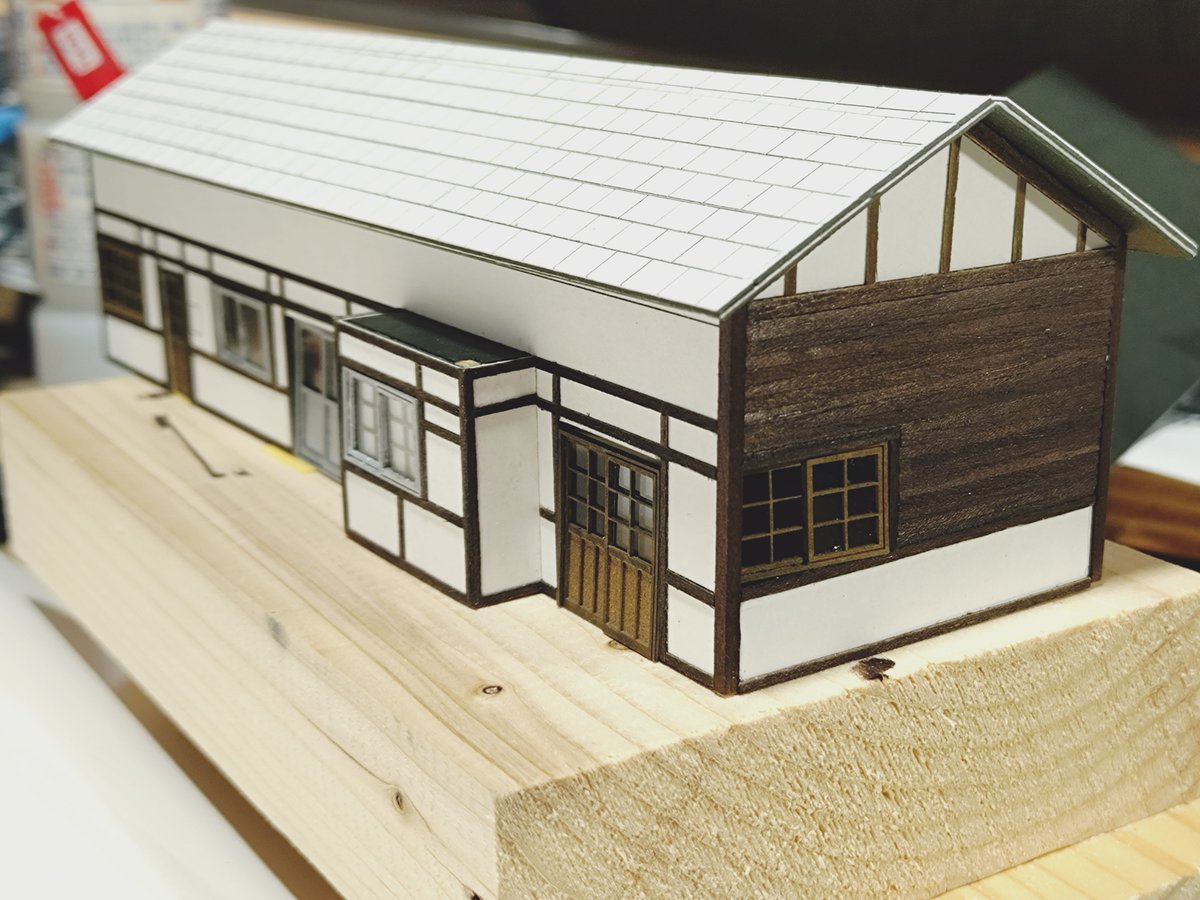 Dd51Dc183's tweet photo. #駅舎
士幌線木野駅製作記　3
出来た各面を今度は直角垂直を気にしながら組み立てます。
直角垂直を出した角材等を使いながら組み立てます。
屋根は余分に印刷した妻壁をフレームにし、角度を合わしています。
※窓や扉ははめているだけです。 https://t.co/jhJ9LbG19Y
