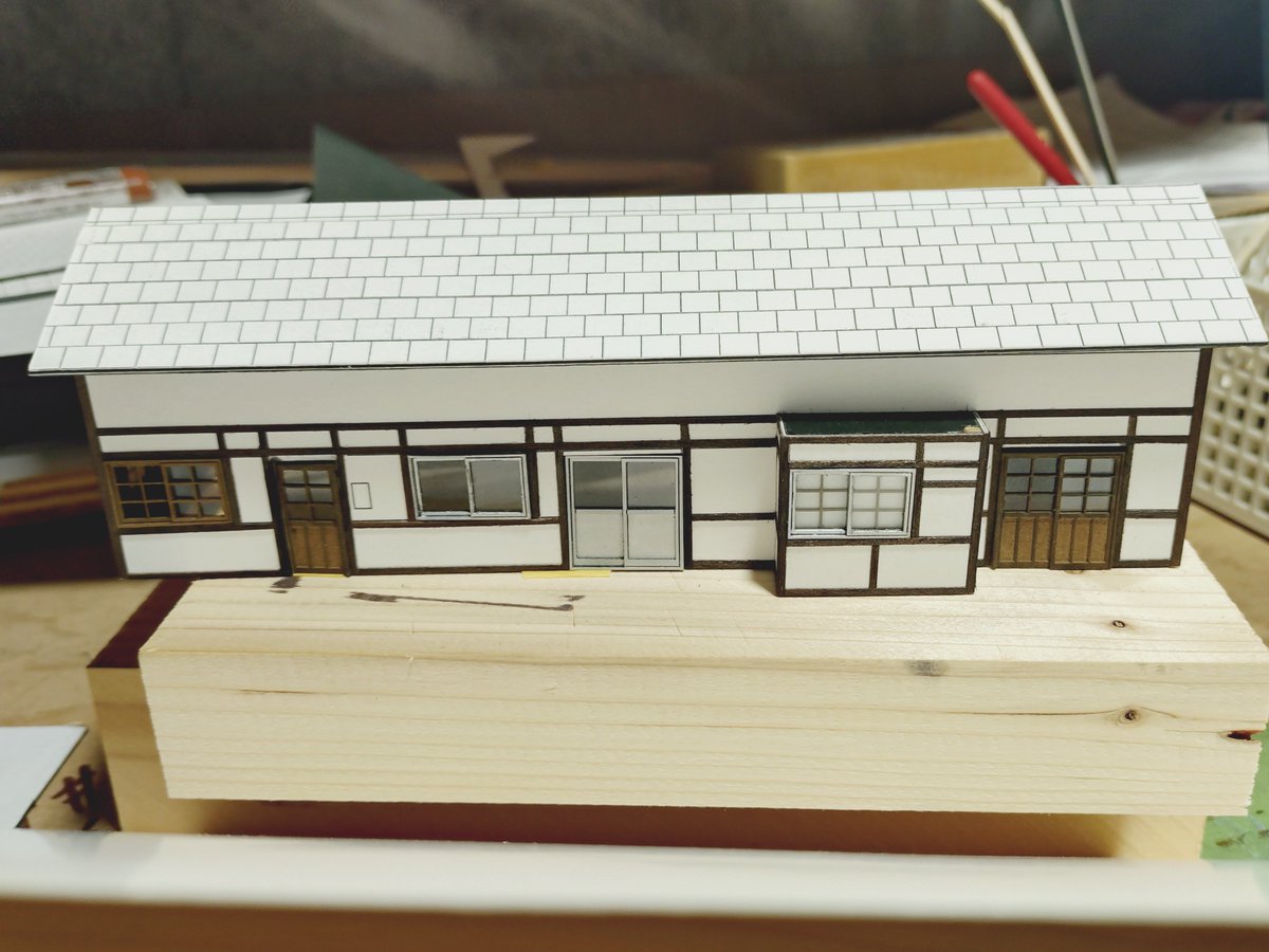 Dd51Dc183's tweet photo. #駅舎
士幌線木野駅製作記　3
出来た各面を今度は直角垂直を気にしながら組み立てます。
直角垂直を出した角材等を使いながら組み立てます。
屋根は余分に印刷した妻壁をフレームにし、角度を合わしています。
※窓や扉ははめているだけです。 https://t.co/jhJ9LbG19Y