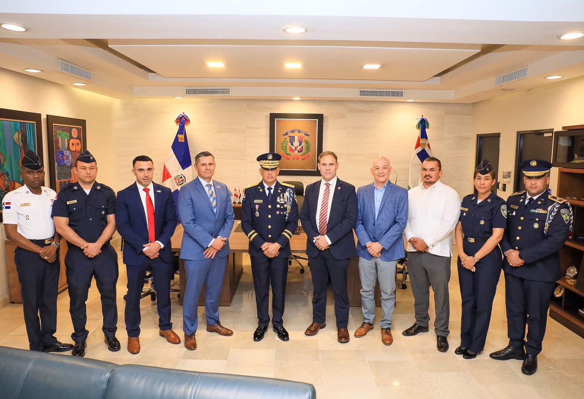 PoliciaRD's tweet photo. Policía Nacional y agencias de Estados Unidos fortalecen cooperación contra el crimen transnacional. 

El director general de la Policía Nacional, mayor general Ernesto Rafael Rodríguez García, recibió en su despacho a una delegación de funcionarios de distintas agencias de los Estados Unidos, con quienes abordó acciones dirigidas a fortalecer la cooperación bilateral en materia de seguridad, intercambio de información y combate al crimen transnacional.

📰 Amplíe:  https://t.co/3HFl3CLrGQ