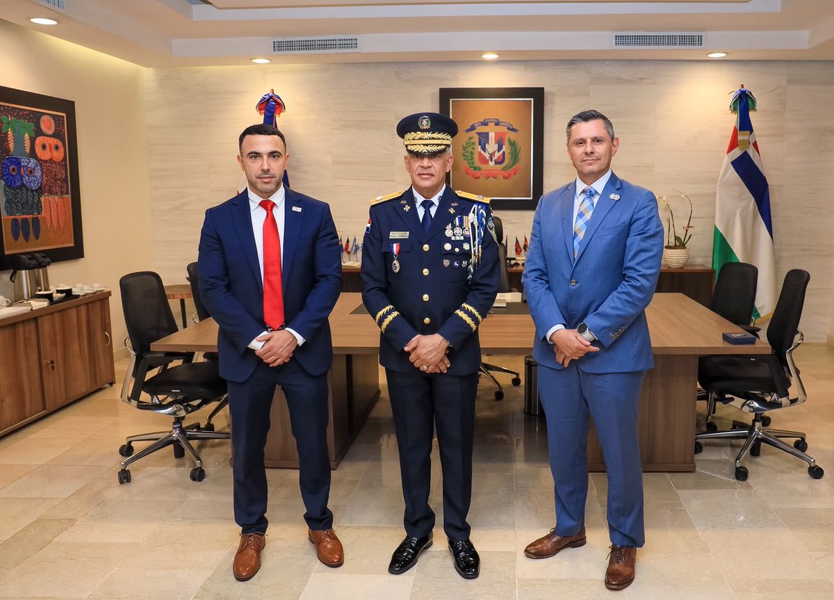 PoliciaRD's tweet photo. Policía Nacional y agencias de Estados Unidos fortalecen cooperación contra el crimen transnacional. 

El director general de la Policía Nacional, mayor general Ernesto Rafael Rodríguez García, recibió en su despacho a una delegación de funcionarios de distintas agencias de los Estados Unidos, con quienes abordó acciones dirigidas a fortalecer la cooperación bilateral en materia de seguridad, intercambio de información y combate al crimen transnacional.

📰 Amplíe:  https://t.co/3HFl3CLrGQ