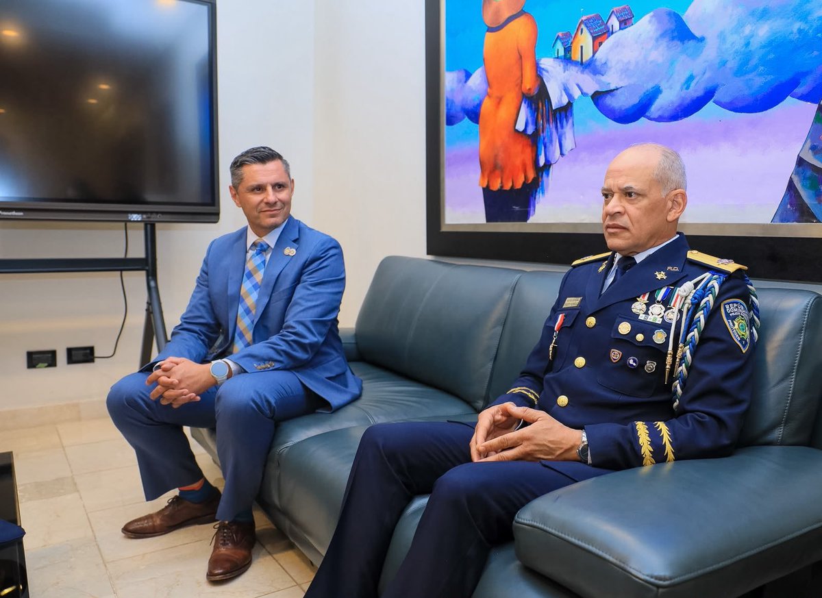 PoliciaRD's tweet photo. Policía Nacional y agencias de Estados Unidos fortalecen cooperación contra el crimen transnacional. 

El director general de la Policía Nacional, mayor general Ernesto Rafael Rodríguez García, recibió en su despacho a una delegación de funcionarios de distintas agencias de los Estados Unidos, con quienes abordó acciones dirigidas a fortalecer la cooperación bilateral en materia de seguridad, intercambio de información y combate al crimen transnacional.

📰 Amplíe:  https://t.co/3HFl3CLrGQ