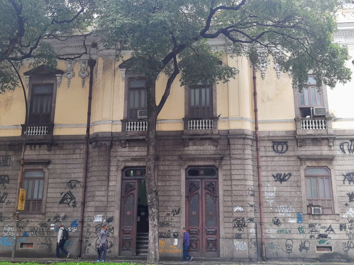 notivagoebt's tweet photo. @LulaOficial, o Colégio Pedro II, referência histórica de ensino público de qualidade está agonizante. Falta de manutenção, limpeza e muita reclamação dos alunos quanto à qualidade do ensino e frequência de aulas. Seguem fotos da 1a. unidade inaugurada em 1838 no RJ e entorno. https://t.co/VdXl1SJfdS