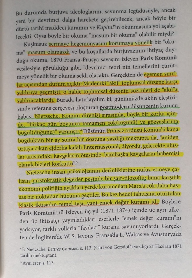 DincerKaratepe's tweet photo. "... #EgemenSınıflar açısından durum açıktı: Mademki #akıl #ToplumsalDüzen'e karşı saldırıya geçmişti, o halde #DüzeninSözcüleri de akla saldıracaklardı... Günümüzde #AklınEleştirisi'nde referans çerçevesi oluşturan #postmodern düşüncenin kurucu babası #Nietzsche, #KomünDirenişi sırasında, böyle bir korku içinde, birkaç gün boyunca tamamen çöktüğünü ve gözyaşlarına boğulduğunu yazmıştı. #Fransız ordusu #Komün'ü kana boğduktan bir ay sonra bir dostuna yazdığı mektupta da, aniden ortaya çıkan ejderha kafalı #Enternasyonal, diyordu, gelecekte uluslar arasındaki kavgaların ötesinde, bambaşka kavgaların habercisi olarak bizleri korkuttu. Nietzsche insan psikolojisinin derinliklerine nüfuz etmeye çalışan, aristokratik değerler peşinde bir şair-filozoftu; buna karşılık #ekonomi politiğin ayakları yerde kuramcıları #Marx'a çok daha hassas bir noktadan hücuma geçtiler. Bu kez hedef tahtasına oturtulan klasik iktisadın temel taşı, yani #EmekDeğerKuramı idi. Böylece #ParisKomünü 'nü izleyen üç yıl (1871-1874) içinde üç ayrı ülkeden üç iktisatçı yayınladıkları eserlerle #emek #değer kuramını yadsıyor, farklı yollarla #FaydacıKuram'ı savunuyorlardı. Gerçekten de #İngiltere'de W. S. #Jevons, #Fransa'da L. #Walras ve #Avusturya'da C. #Menger bu misyonu yüklenen kuramcılar oldular. Üçü de, Jevons'un samimiyetle itiraf ettiği gibi, açıklamalarını mevcut verilere göre değil, iş adamlarının piyasa beklentilerine endeksli olarak yapmışlardı. #NeoKlasik kuramın kurucuları #marjinalist operasyonla iktisadın inceleme alanını #üretim sürecinden #değişim sürecine aktarmışlar ve bilimi nesnel, materyal temellerinden koparmışlardı. #Marx ve #Engels böylece ortaya çıkan bilimi #Vülgerİktisat olarak adlandırdılar ve tartışmaya değer bulmadılar. Faydacı kuramın üç silahşorundan sonra #Keynes de değer analizinde onlardan farklı bir izlemeyecekti. Ne var ki bu arada #burjuva iktisadının, daha genel olarak da burjuva sosyolojisinin #TarihiMaddecilik'le hesaplaşma yöntemleri zamanla değişecektir..." #TanerTimur