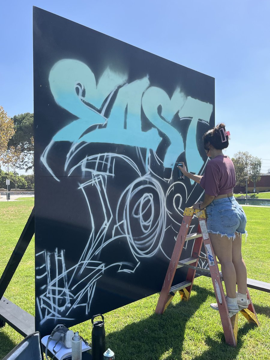 EASTLA_NEWS's tweet photo. Artist Arlene at the East Los Angeles Book Festival. #EastLos #EastLA https://t.co/4g7qbzEat2