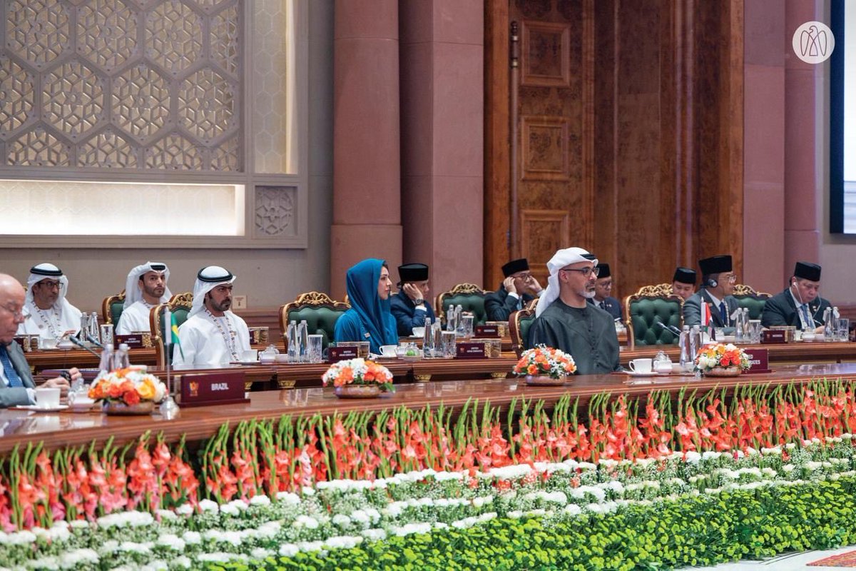 AMB_Alhamed's tweet photo. دولة الإمارات تؤمن بأهمية مواصلة العمل متعدد الأطراف، وتعزيز التعاون الاقتصادي مع مختلف دول العالم، بما يدعم بناء منظومة اقتصادية أكثر مرونة وقدرة على مواجهة التحديات المشتركة، واحتواء تداعيات الأزمات، وحماية مسارات الأمن والاستقرار والتنمية، بما يعزز فرص النمو والازدهار للجميع.. وبالنيابة عن سيدي صاحب السمو الشيخ محمد بن زايد «حفظه الله»، جاءت مشاركة سمو الشيخ خالد بن محمد بن زايد على رأس وفد الدولة المشارك في أعمال القمة الـ18 لقادة دول مجموعة «بريكس»، لتجسد نهج الإمارات في الانفتاح على مختلف الاقتصادات والقوى الدولية، وترسيخ جسور الحوار، وتعزيز التفاهم حول القضايا ذات الأولوية، بما يعزز حضور الإمارات شريكاً فاعلاً في صياغة حلول تستجيب للتحولات العالمية وتخدم مصالح الشعوب.. الإمارات ترى في «بريكس» مساحة لتلاقي الرؤى وتكامل المصالح، وتؤمن بأن العالم يتقدم بقدرته على توظيف تنوع تجاربه في مسارات مشتركة؛ تفتح أبواب التعاون، وتصنع فرصاً جديدة، وتمنح التنمية آفاقاً أرحب.