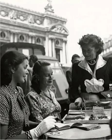 ParisAMDParis's tweet photo. 📸 Donald Honeyman.
Café de la Paix et Opéra Garnier 
1949. Paris https://t.co/FVUYJMdWsT